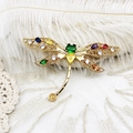 Détail de la broche libellule avec cristaux colorés et ailes en métal ajourées - Libellule
