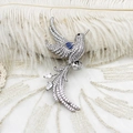 Support de broche oiseau exquis avec ailes en émail bleu et sertissage de micro-zircone - Oiseau en vol
