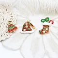 Colgantes navideños de árbol y calcetín con circonitas rojas y verdes sobre encaje blanco - Calcetín de Navidad con Lazo de Zirconia Multicolor