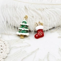 Primer plano de colgantes de árbol de Navidad y calcetín bañados en oro con circonitas - Árbol de Navidad de Esmalte