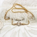 Collier tressé doré élégant avec fermoir cercle en zircon sur une plume blanche - Chaîne Serpent Ronde Dorée