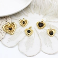 Dettaglio di ciondoli a cuore in occhio di tigre placcati oro 18k con filigrana vintage - Cuore Martellato Occhio di Tigre (15.5*18mm)