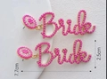 Λεπτομερής όψη σκουλαρικιών Bride με ροζ πέρλες και χρυσή βάση, μέγεθος 7,7 cm - KC Χρυσό-Τριανταφυλλί