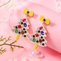 Dettaglio orecchini a albero di Natale con gemme colorate e rifiniture in perle bianche - Stile Bianco (WEH3840)