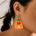 Boucles d'oreilles Halloween citrouille et fantôme en acrylique portées par un mannequin - Style Crochet Argent Citrouille Serrant Fantôme