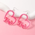Dettaglio degli orecchini a cuore in acrilico con scritta Love rossa e piccoli cuori - Stile Cuore Cavo Rosa (WEH3717)