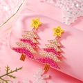 Dettaglio macro di orecchini ad albero di Natale con perle colorate e stella dorata - Stile Bianco E Rosa Fucsia (WEH3839)