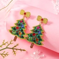 Dettaglio di orecchini ad albero di Natale dorati con strass colorati e smalto verde - Stile Giallo E Verde (WEH3840)