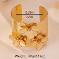 Détail macro du bracelet fleuri doré avec diamètre de 6cm et spécification de poids 60g - Style de Fleur (S482) / Or