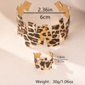 Detailansicht des Leopard-Schmucksets mit Manschettenarmband und passenden Ringmaßen - Leopardmuster Geometrisches Offenes Set (T700 Set)