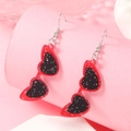 Modieuze rood-zwarte hartvormige zonnebril oorbellen met zilveren glitter afwerking - Zwarte Hart Zonnebril Stijl (WEH3940)
