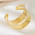 Dettaglio del bracciale rigido dorato largo con design traforato a doppio strato su seta - T787-Stile 4