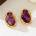 Vintage Gold Ohrringe mit lila marmoriertem Harzstein in einem schicken Retro Design - Ohrstecker