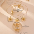 Detailweergave van gouden bloemen sieradenset met halsketting en bijpassende armbanden - Set