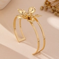 Elegante goudkleurige open armband met gestructureerd 3D-bloemmotief en dubbelbandig ontwerp - Bangle