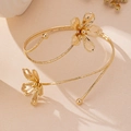 Elegante goudkleurige open armband met geplooide bloem en getextureerde afwerking - Bovenarmband