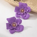 Boucles d'oreilles fleurs mauves stéréo avec finition mate et pistil doré en strass - Violet