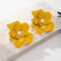Boucles d'oreilles fleurs jaunes avec perle centrale sur un support en pierre blanche - Jaune