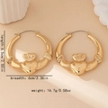 Λεπτομερής όψη των χρυσών σκουλαρικιών Claddagh 6,5cm με χέρια και εστεμμένη καρδιά - Claddagh Μεγάλος Κρίκος / Χρυσό