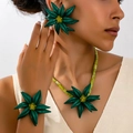 Auffälliges grünes Blumen-Schmuckset mit Halskette, Armband und Ohrringen für den Sommer - Set mit grünen Zirkonia