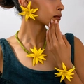 Schmuckset mit gelben Lilien-Ohrringen, Perlenhalskette und passendem Armband - Gelbes Set