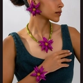 Künstlerisches lilafarbenes Lilien-Schmuckset mit grüner Perlenkette und Ohrringen - Violettes Schmuckset