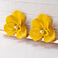 Orecchini a fiore giallo di tendenza con finte perle su supporto per gioielli pro - Orecchini a Bottone Fiore 3D (E1778-Giallo) / Giallo