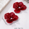 Dettaglio spilla fiore rosso con perla inclusi dati su dimensioni e peso del prodotto - Orecchini a Bottone Fiore 3D (E1778-Rosso) / Rosso