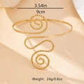 Detail van de gouden spiraalarmband met gehamerde textuur en boho-stijl patronen - Gehamerde Spiraal Stijl (S416) / Goud (S416)