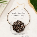Detail eines Chokers mit Leoparden-Stoffrose, 38 plus 7 cm Länge und goldener Kette - Leopardenprint