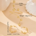 Dettaglio degli orecchini a cerchio dorati e bracciale a spirale con misure incluse - Stile Dorato (T165)