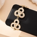 Dettaglio del bracciale con maglie a triplo cuore in smalto bianco su astuccio in pelle - Bracciale Singolo / Bianco