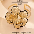 Detalle de la pulsera de camelia dorada con bordes negros y un diámetro de 8cm - Dorado (S406)