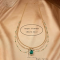 Dettaglio della collana bohémien dorata con pendente a goccia verde e accenti di cristallo - Oro Esotico (TL12)