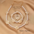 Detailansicht von rotem Rosen-Perlen-Schmuckset mit Kette Armband und Ring auf Seide - Weiße Rose Perle Kollektion (X942)