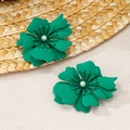 Detailaufnahme grüner matter Blumenohrringe mit Perlen auf Sommer-Dekoration - Klein / Grün