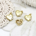 Καρδιές μενταγιόν 18k χρυσό με χαράξεις Mama και Love και μικρές πέτρες ζιργκόν - Στυλ Μικρή Καρδιά με Γράμμα Mom