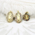 Vue détaillée des pendentifs Vierge Marie plaqués or 18K avec zircons colorés sertis - Ovale Sertissage Multicolore (17.5*27mm)