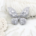 Elegante spilla a farfalla scintillante con cristalli e perle su uno sfondo di pizzo - 35.8*43.6mm / Oro Bianco