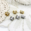 Detalle macro de cuentas de circón chapadas en oro 18K para collares y joyas DIY - Oro blanco / 6.2*8.3mm / Estilo Hueco de Rombo