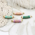 Detalle de cuatro colgantes de esmalte de colores con patrones de tótem dorados para joyas - Tubo Curvado Rosa / 6*23mm
