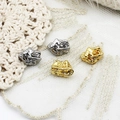 Makroaufnahme von gold- und silbernen Lavaperlen für DIY-Schmuckdesign mit Textur - Quadratischer Stein-Stil / Gold
