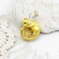 Broche chat élégante en or mat avec yeux en gemme verte et écharpe en diamants - Chat Bicolore Or Tenant une Bague / 23*36mm