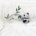 Détail macro d'une broche panda avec feuilles de bambou émaillées et zircons sertis - Panda Grimpant sur du Bambou (Feuilles Vertes) / 36*50mm