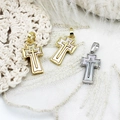 Detail von 18K Gold- und Silber-Kreuzanhängern mit Muscheleinlage auf Spitze - Goldenes Kreuz