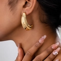 Elegante gouden dikke C-vormige oorringen met vintage verticale streeptextuur voor dames - Goud
