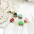 Détail macro de perles Alphabet S colorées en émail plaqué or 18K pour bijoux DIY - S / Rose