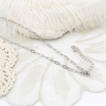Elegante collana a maglie silver paperclip con chiusura a moschettone su piume bianche - cavo catena
