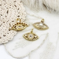 Vue détaillée des pendentifs œil maléfique plaqués or avec perles et cristaux pavés - Style d'Yeux en Perle Artificielle à Rangée de Cils (15*25 mm)
