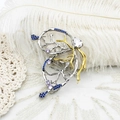 Dettaglio macro della spilla a farfalla con zirconi blu e finiture in oro 18K - Farfalla 40x53mm